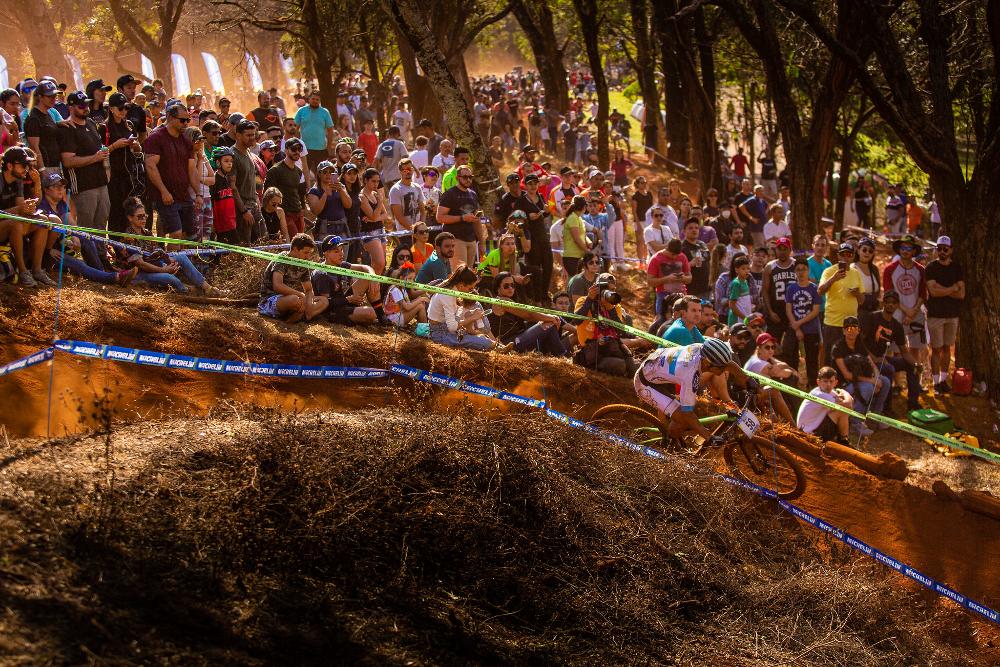 Public accompanies race in Araxá